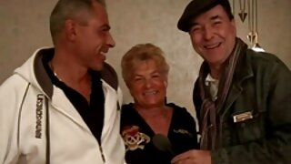 Klasična plavokosa milfica Taylor Wane jaše azijski kurac i dobiva sos za kurac