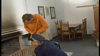 Lijepa djevojka ide na krov sa svojim dečkom na brzaka