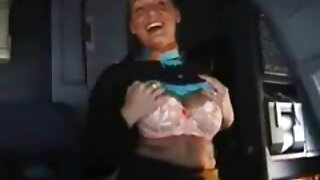 Prekrasna prsata crnka slatka ide solo i igra se sa ogromnim vibratorom