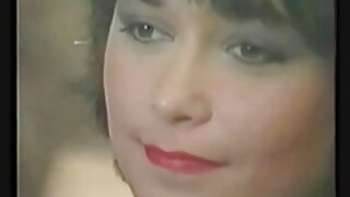 Jebi gladnu brinetu Alora James jaše i siše kurac kao da joj je posljednji dan