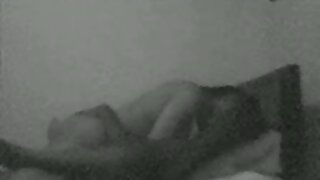 Bucmast latino milf Samantha Pink jede i jebe svoju macu.