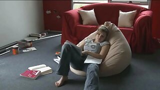 Ukusna i privlačna djevojka u mrežastim čarapama jebena je kučkica